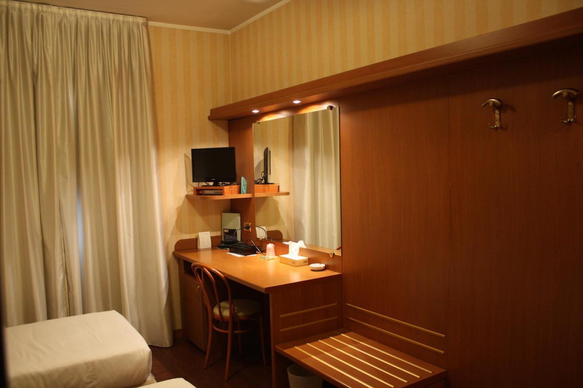 Hotel 2C Legnano Buitenkant foto