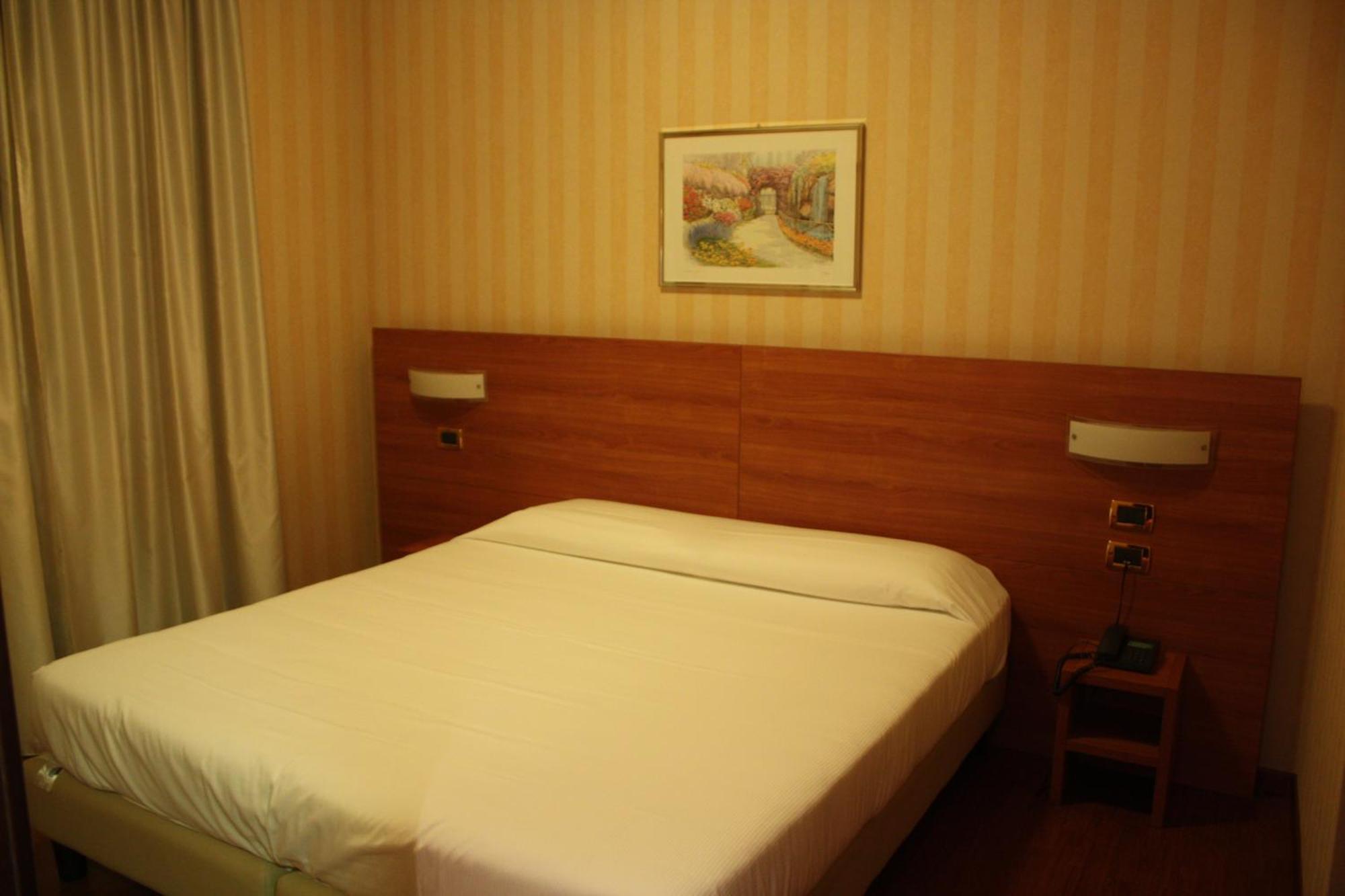 Hotel 2C Legnano Buitenkant foto