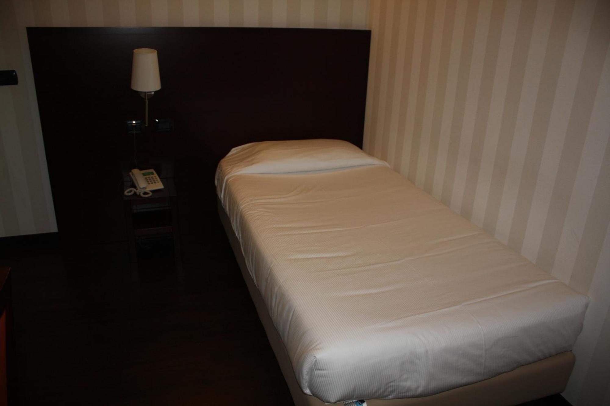 Hotel 2C Legnano Buitenkant foto