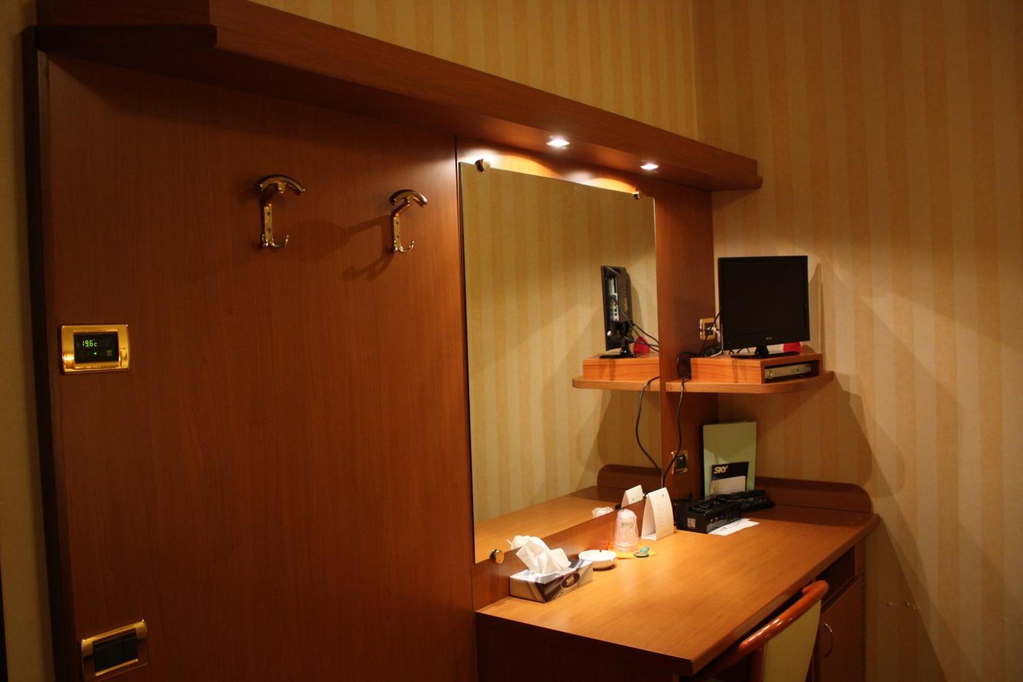 Hotel 2C Legnano Buitenkant foto