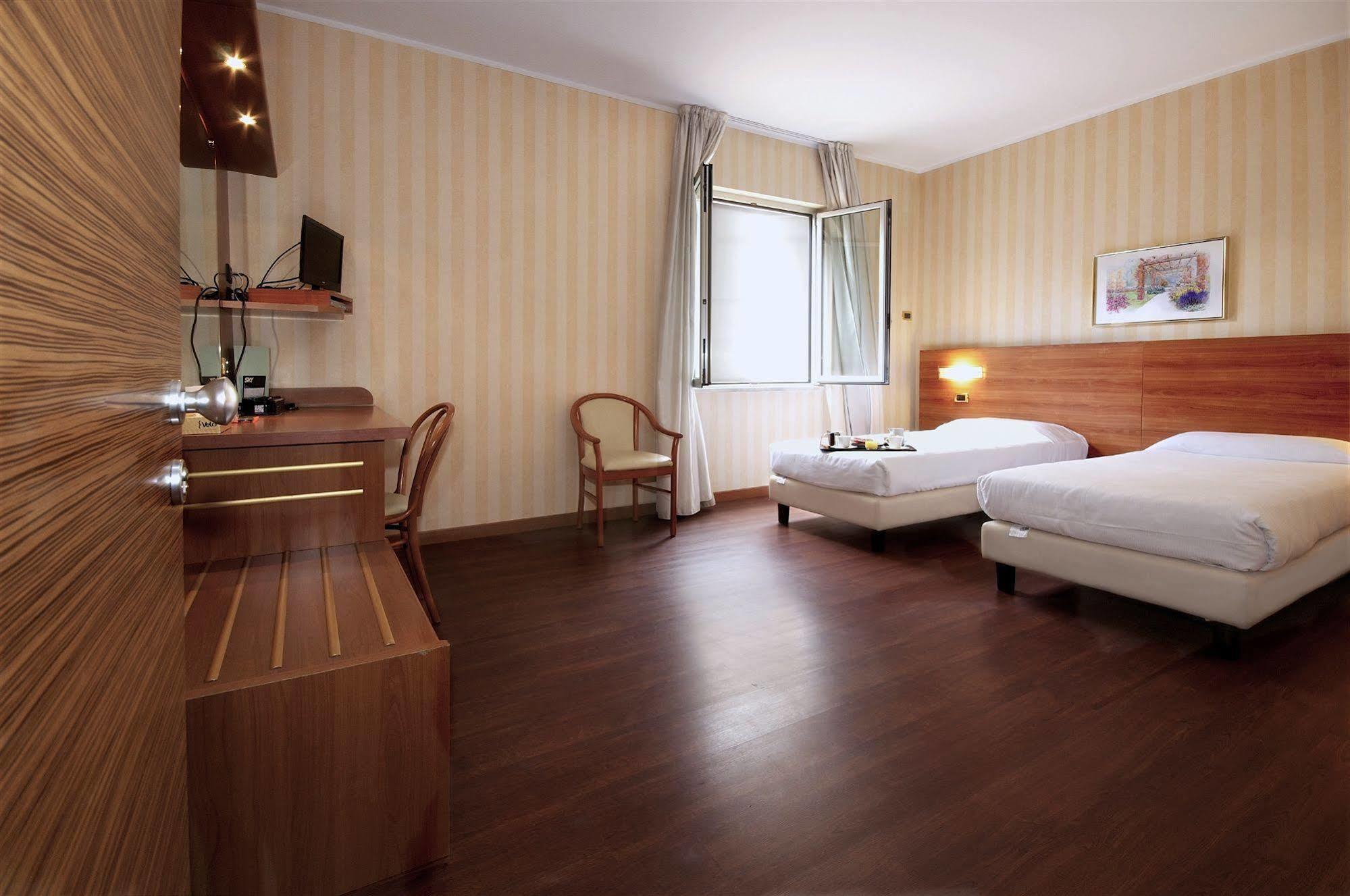 Hotel 2C Legnano Buitenkant foto